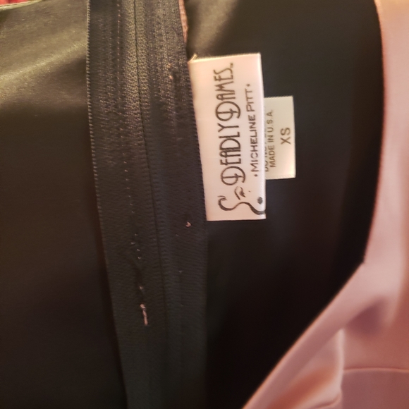 Mon Cheri Deadly Dames wiggle dress - Picture 3 of 3